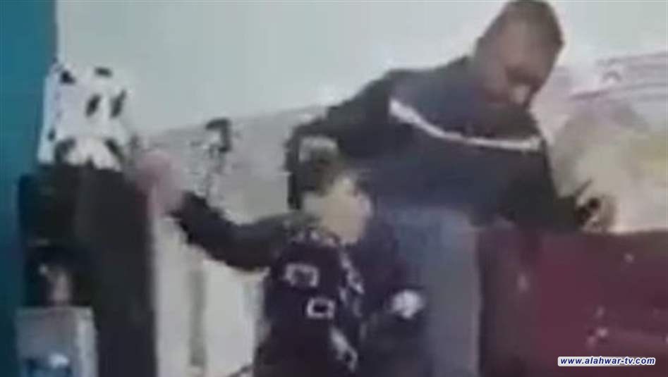 القبض على اب عنف ابنه بطريقة وحشية